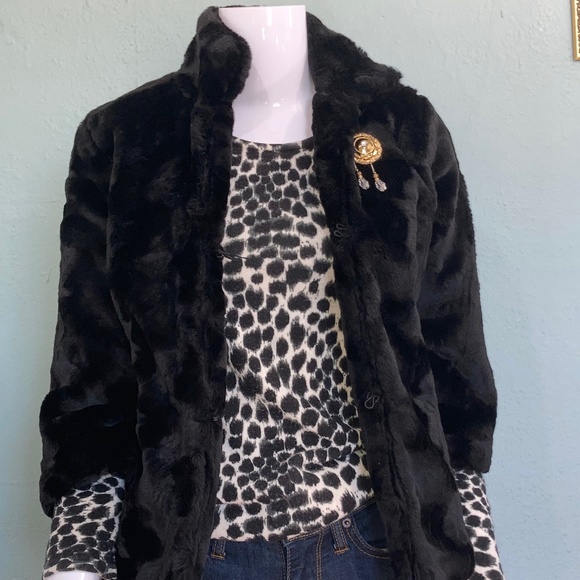 Faux Fur Jacket S with Vintage Pin - Picture 6 of 6